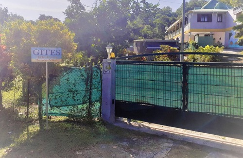 Point d'Or House | Homerez - House for 2 ppl. with swimming-pool, garden and terrace at Les Abymes