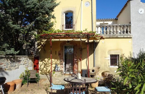 Cardet House | Homerez - Nice house for 4 ppl. with shared pool, garden and terrace at Cardet