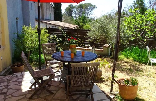 Cardet House | Homerez - Nice house for 4 ppl. with shared pool, garden and terrace at Cardet