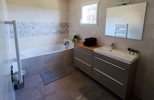 Pelissanne House | Homerez - Spacious house for 8 ppl. with garden and terrace at Pélissanne