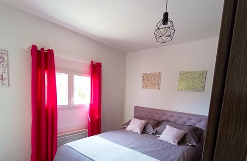 Pelissanne House | Homerez - Spacious house for 8 ppl. with garden and terrace at Pélissanne