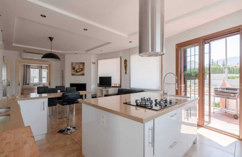 La Zubia Villa | Homerez - Spacious Villa in Granada with Private Pool and Jacuzzi