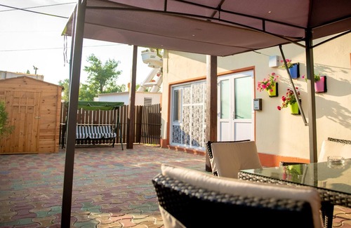 Constanta Apartment | Homerez - Studio 500 m away from the beach for 2 ppl. with garden at Constanța