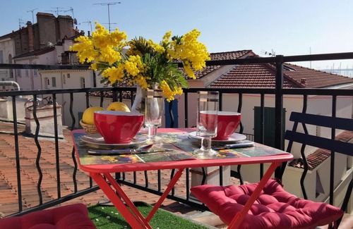 Le Suquet Apartment | Homerez - Studio in Cannes, sea view.