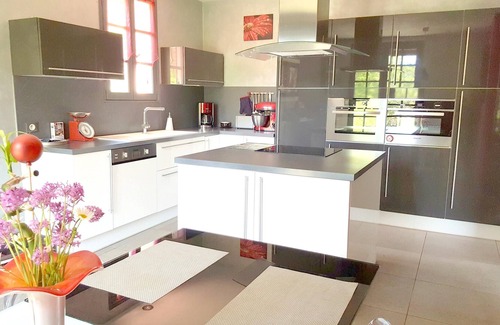 Fumel Villa | Homerez - Villa for 6 ppl. with swimming-pool, garden and terrace at Fumel