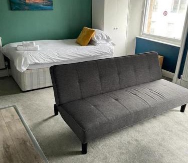 Berwick-upon-Tweed House | Homesly Guest Rooms, Comfortable En-suite Guest Rooms with Free Parking and Self Check-in