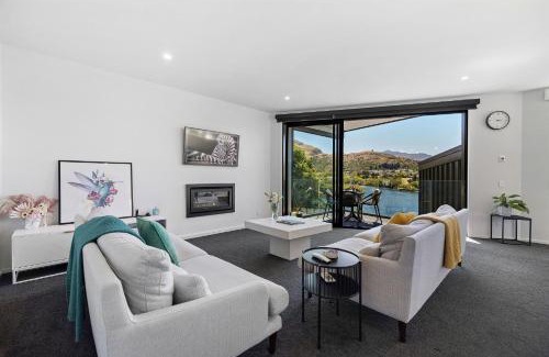 Kelvin Heights House | Homestead Retreat - 2 Bedroom - Lake View