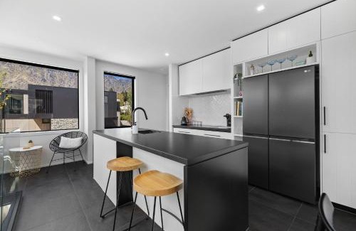Kelvin Heights House | Homestead Retreat - 2 Bedroom - Lake View
