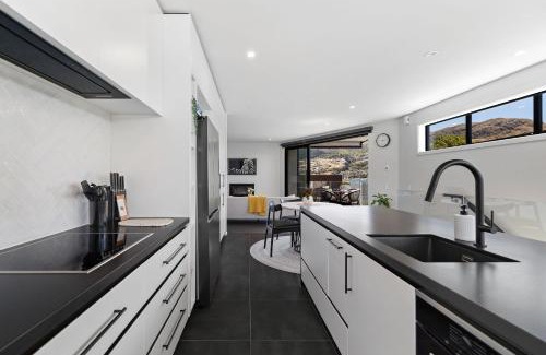 Kelvin Heights House | Homestead Retreat - 2 Bedroom - Lake View