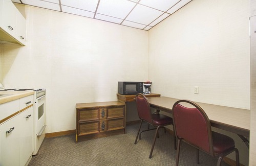 Liberal Hotel | HomeTown Inn by OYO - Liberal, KS