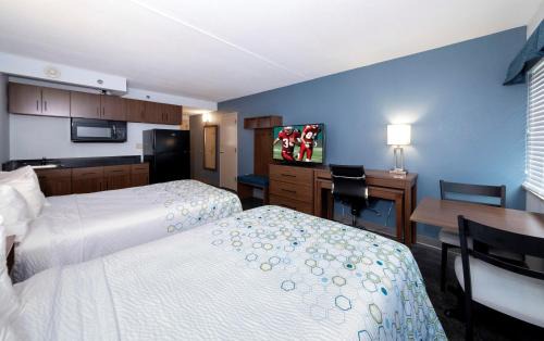 LaGrange Hotel | HomeTowne Studios by Red Roof LaGrange