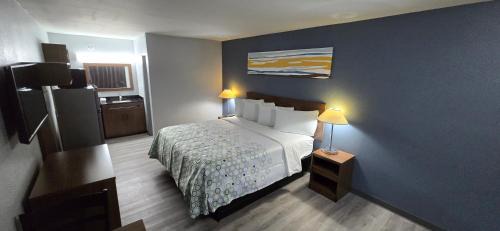 LaGrange Hotel | HomeTowne Studios by Red Roof LaGrange