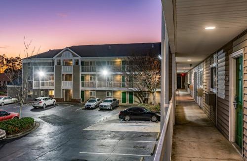 Chamblee Hotel | HomeTowne Studios by Red Roof Atlanta - Chamblee