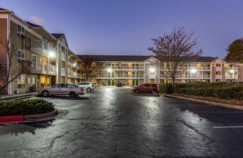 Chamblee Hotel | HomeTowne Studios by Red Roof Atlanta - Chamblee