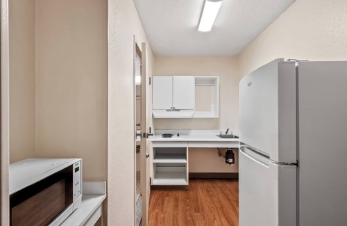 Livonia Hotel | HomeTowne Studios by Red Roof Detroit - Livonia