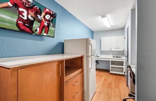 Livonia Hotel | HomeTowne Studios by Red Roof Detroit - Livonia