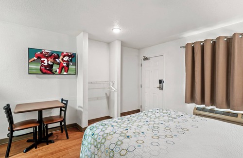 Livonia Hotel | HomeTowne Studios by Red Roof Detroit - Livonia
