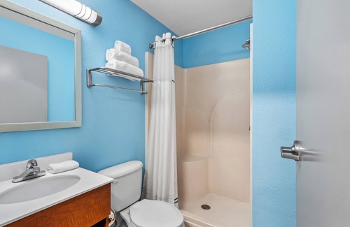 Livonia Hotel | HomeTowne Studios by Red Roof Detroit - Livonia