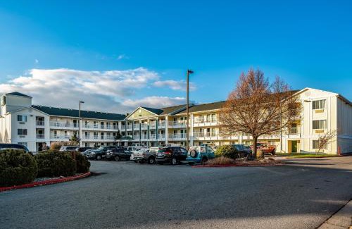 Spokane Valley Hotel | HomeTowne Studios by Red Roof Spokane - Valley