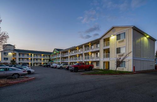 Spokane Valley Hotel | HomeTowne Studios by Red Roof Spokane - Valley