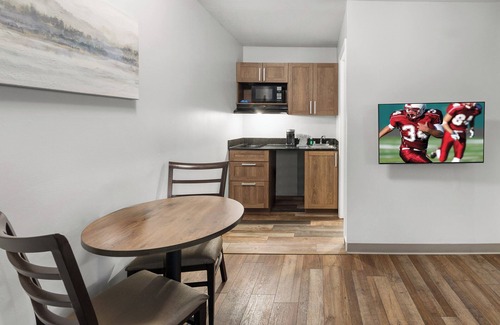 Charlotte Hotel | HomeTowne Studios & Suites by Red Roof Charlotte - Ballantyne