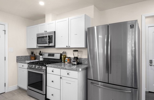 Fresno House | Homey, Clean & Convenient for Vacation or Business