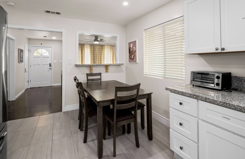 Fresno House | Homey, Clean & Convenient for Vacation or Business