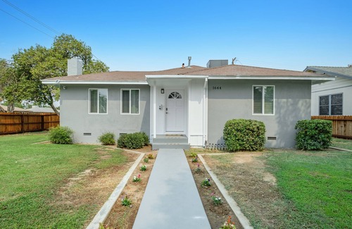 Fresno House | Homey, Clean & Convenient for Vacation or Business