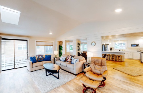 Lincoln Beach House | Homey dog-friendly house w/partial ocean views, gas fireplaces, and gas-grill