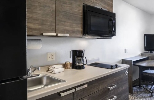 Seven Hills House | Homey Room with Kitchen Near Mandalay Bay Convention Center | Pet-Friendly