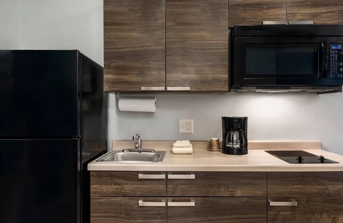 Seven Hills House | Homey Room with Kitchen Near Mandalay Bay Convention Center | Pet-Friendly