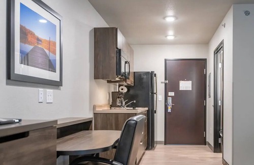 Seven Hills House | Homey Room with Kitchen Near Mandalay Bay Convention Center | Pet-Friendly