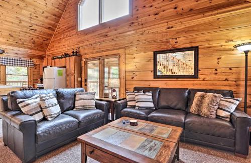 Sevierville House | Homey Sevierville Cabin with Deck Near Pigeon Forge!