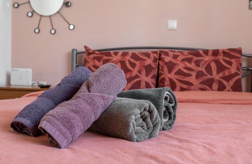 Larissa Apartment | Honey apartment LA