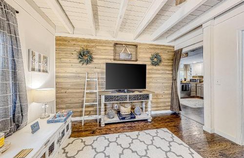 Helen House | Honey Bear Hideaway