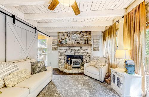 Helen House | Honey Bear Hideaway