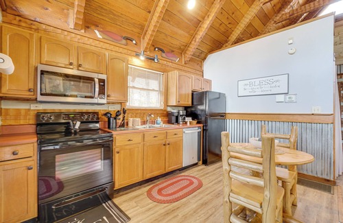 Townsend Cabin | Honey Bear Pause: Rural Escape w/Porch & Hot Tub!
