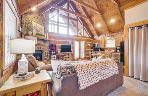 Townsend Cabin | Honey Bear Pause: Rural Escape w/Porch & Hot Tub!