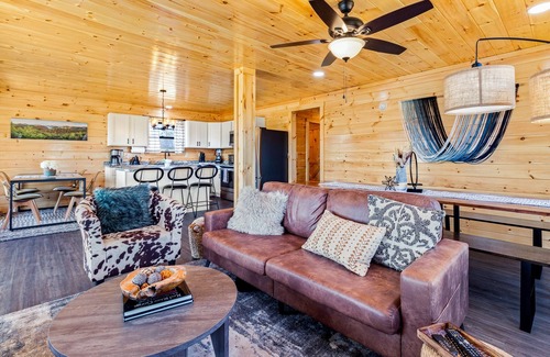 Rogers Cabin | Honey Bee Hideaway Luxury Cabin—Hot Tub & WiFi