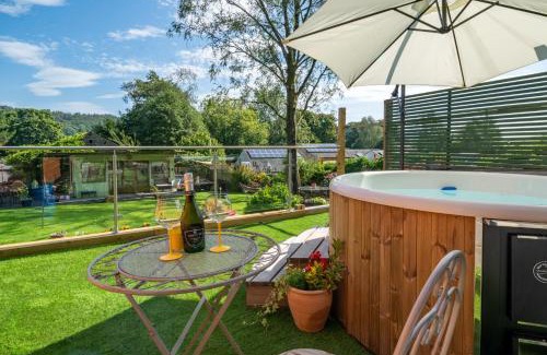 Hawkshead House | Honey Bee Shepherd's Hut - with Woodfired Hot Tub