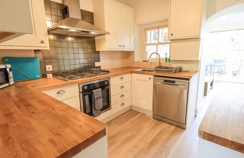 Kirkby Lonsdale Cottage | HONEY COTTAGE, pet friendly, with open fire in Kirkby Lonsdale