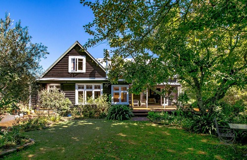 Mapua House | HONEY HAVEN - MAPUA HOLIDAY HOME, romantic, with a garden in Mapua