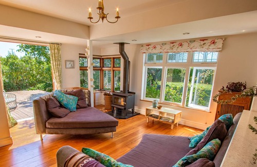 Mapua House | HONEY HAVEN - MAPUA HOLIDAY HOME, romantic, with a garden in Mapua