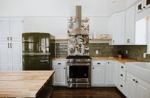 Bella Vista House | Honey House Lake Avalon Escape with private dock & wall-to-wall lake views.