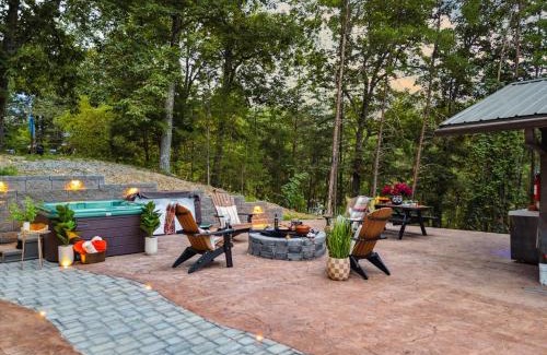 Caton House | Honeybear Hideaways - Luxurious Modern 7BR Cabin with Indoor Pool, Game Room, Hot Tub & Fireplace