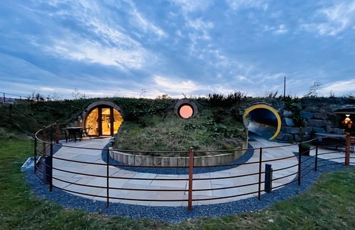 Llansantffraid-ym-Mechain Cottage | Honeybee Home - a hobbit hut that sleeps 4 guests in 2 bedrooms