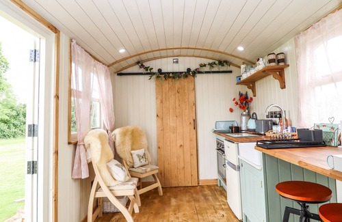 Woodhall Spa Cottage | HONEYBEE LODGE, pet friendly, with a garden in Woodhall Spa