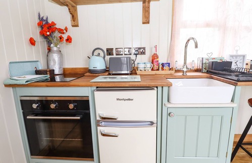 Woodhall Spa Cottage | HONEYBEE LODGE, pet friendly, with a garden in Woodhall Spa