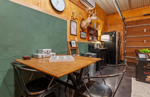 Walnut Mountain Cabin | Honeycomb Ridge~Luxury 4BR 3B~Hot tub~Fire Table~Game Room~Double Decks~Gym