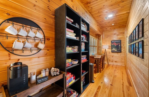 Walnut Mountain Cabin | Honeycomb Ridge~Luxury 4BR 3B~Hot tub~Fire Table~Game Room~Double Decks~Gym